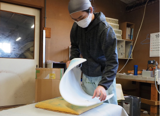スポンジなども入れ替え、もしくは増量して外の椅子との高さ、柔らかさを調整します