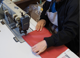 木製椅子の脚を修理中。できるだけ現状のデザインを保ちながら強度を保持します